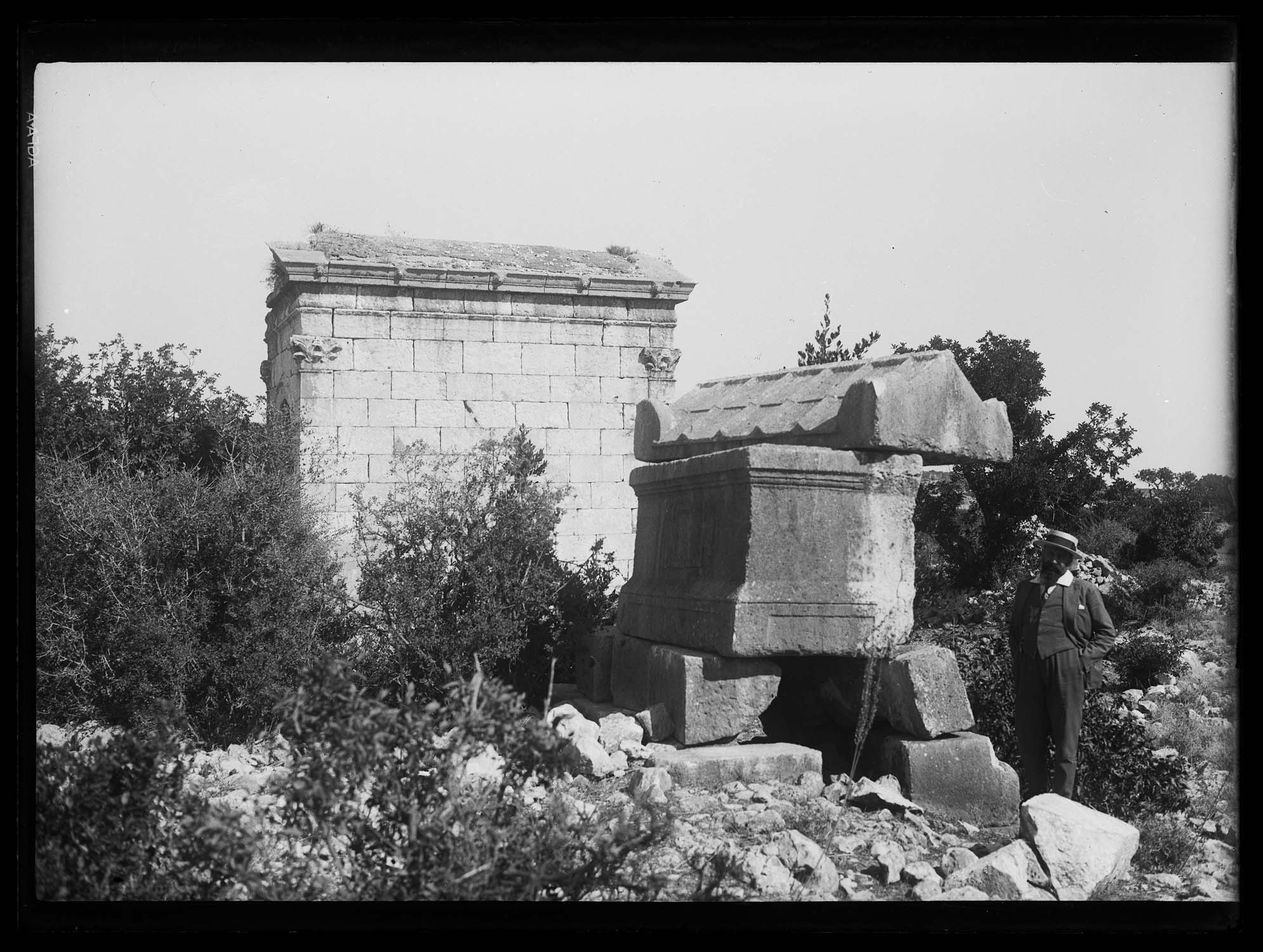 Petit temple et sarcophage antiques non localisé